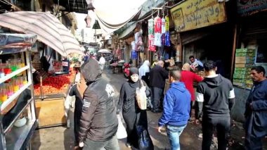 Cairo, Mısır - 21 Aralık 2017: Kalabalık Gıda bölümü Han El Halili ın Bazaarı, tezgahları, meyve, sebze, Balık ve diğer ürünlerde 21 Aralık Kahire'deki bir ile dar sokak.