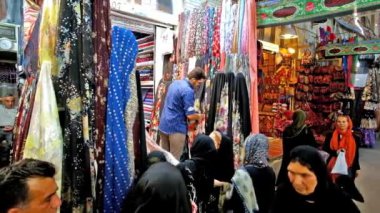 Şiraz, Iran - 14 Ekim 2017: Vakil ın Bazaarı Tekstil bölümü her zaman meşgul ve kalabalık, yerliler ve turistler 14 Ekim'de Shiraz içinde ilginç kumaşlar, bulmaya.