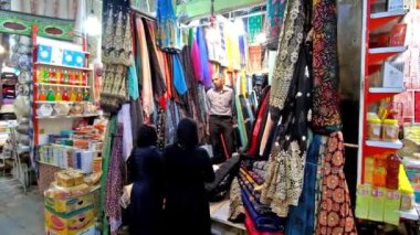 Şiraz, Iran - 14 Ekim 2017: Vakil ın Bazaarı övünme büyük Tekstil bölümü, yerliler, sık sık buraya açmadı biraz malzeme ya da bulgular, 14 Ekim'de Shiraz içinde gelip arasında popüler.
