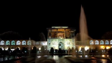 Qapu Sarayı, Nagsh-e Cihan Meydanı'nda ile Galeri, Kapalı Çarşı her iki tarafta, Isfahan, Iran bulunmaktadır akşam görünümünü.