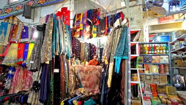 设拉子 2017年10月14日 Vakil 集市的纺织品摊位上的商人卷起布料 把东西按顺序摆放 10月14日在设拉子 — 图库视频影像
