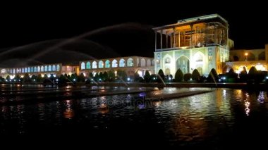 Nagsh-e Cihan Meydanı, mimari topluluğu, Qapu Sarayı ve uzun Galeri kapalı çarşı ünlü pınarlarına etrafında akşam yürüyüş vardır bu, Isfahan, Iran önemli dönüm noktası.