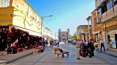 Şiraz, Iran - 14 Ekim 2017: Halı satıcıları ve sağlayıcıları halı Vakil ın Bazaarı sokak Vakil Camii portal arka plan üzerinde ile 14 Ekim'de Shiraz içinde kontrol edin.