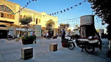 Şiraz, Iran - 14 Ekim 2017: Zand yayalara 14 Ekim'de Shiraz içinde Halı Klim Mağazaları, sanat galerileri, Hediyelik eşya tezgahları, kafeterya, Vakil çarşı, açılan kapılar ile popüler turistik yer olduğunu.