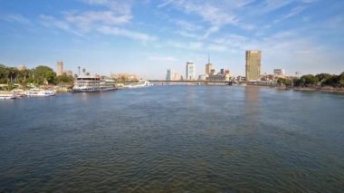 Cairo, Mısır - 24 Aralık 2017: nehir zevk tekneler ve yatlar, Gesira Adası ve yüksek bankada ile mesafe üzerinde Aralık 24, Kahire yükselir görünümden Nil köprüde Qasr El Nil