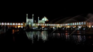 Isfahan - karanlık akşam Nakş-ı Cihan Meydanı pınarlarına ortaçağ mimarisi - kapalı çarşı Galeri ve Şah'ın Camii, Iran manzarayı bir yürüyüş için güzel bir atmosfer oluşturmak..