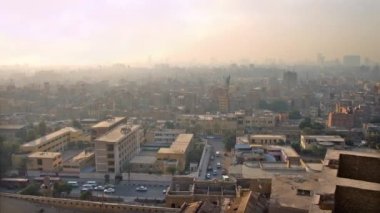 Selahaddin Eyyubi Kalesi, Al-Darb al-Ahmar - bir şehirde çok sayıda tarihi yerler, Mısır ile yoksul mahallelerin bakan eski Kahire'den sunser manzarası.