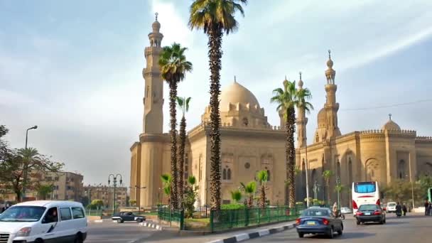 サラー スタジオディーン広場に背の高いヤシの木の背後にあるスルタン ハサン リファーイー モスクのカイロ エジプト 2017 日カイロで車の完全な — ストック動画
