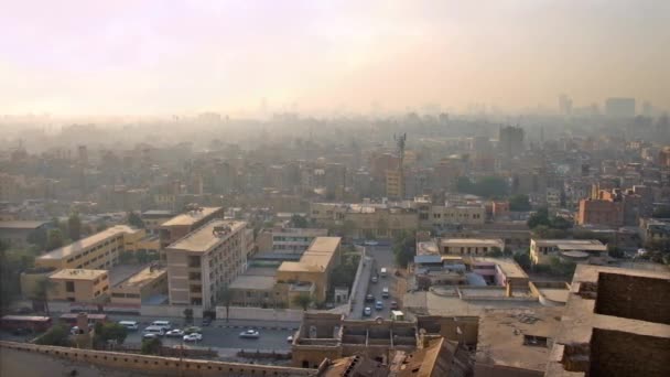 ダルブ ハマブャ 多数の歴史的なランドマーク エジプトが付いている都市の最も貧しい地区の一つを見渡す サラディン シタデルから古いカイロの Sunser スカイライン — ストック動画