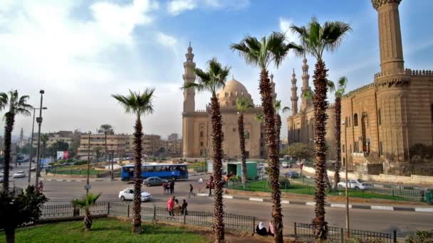 カイロ エジプト 2017 ヤシの木 日にカイロのスルタン ハッサン リファーイー モスクと忙しいサラ スタジオディーン広場ビュー — ストック動画