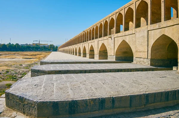 Puente histórico en Isfahán, Irán — Foto de Stock