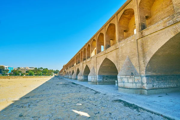 De schaduw van de oude brug, Isfahan, Iran — Stockfoto