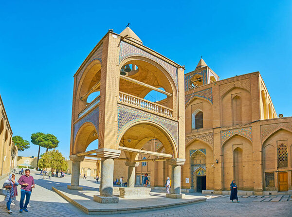 Во дворе Храма Святого Спасителя в Исфахане, Иран
