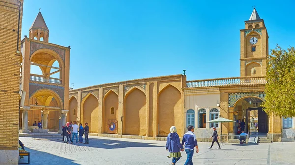 Панорама двора Ванкского собора, Исфахан, Иран — стоковое фото