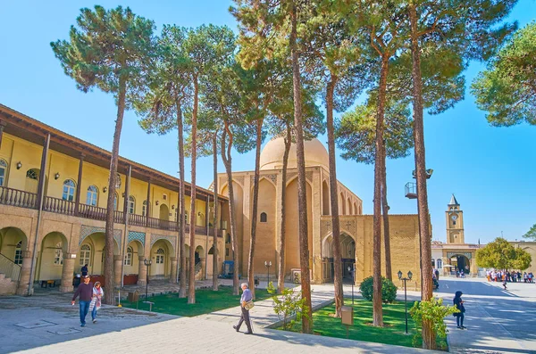 やれ修道院、エスファハーン、イランの松 — ストック写真