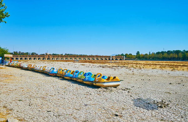 Лебединые катамараны в реке Заянде, Исфахан, Иран
