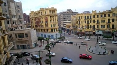 Cairo, Mısır - 24 Aralık 2017: Talat Harb Meydanı üzerinde 24 Aralık Kahire'de Avrupa tarzında tasarlanmış şehir merkezinin en güzel yerlerinden biri olduğunu 