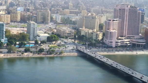 カイロのタハリール広場ダウンタウン地区とゲジラ島カイロ タワーからカスル Nil 橋でのカイロ エジプト 2017 — ストック動画