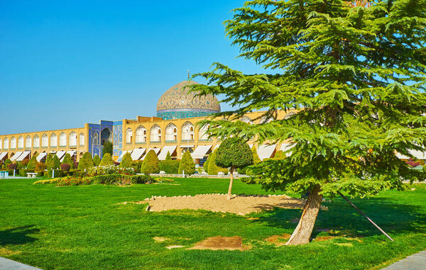 Прогулка в саду площади Накш-э-Джахан, Исфахан, Иран
