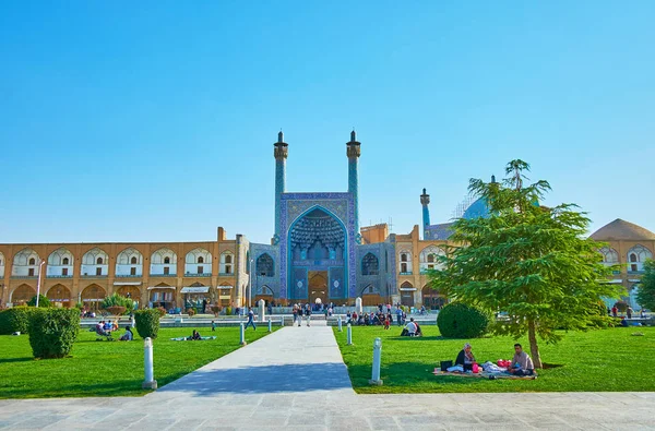 Familienruhe auf dem naqsh-e jahan Platz, isfahan, iran — Stockfoto