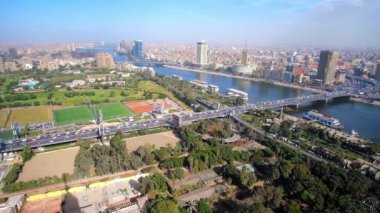 Cairo, Mısır - 24 Aralık 2017: Geniş yeşil alanları - bahçeleri veya park ve yoğun konut, Aralık 24, Kahire şehir bölgesi ile Gezira adasının havadan görünümü