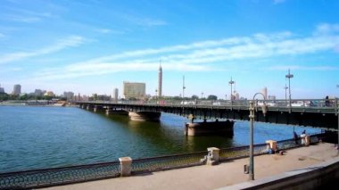 Cairo, Mısır - 24 Aralık 2017: Qasr El Nil Nil Nehri köprüden şehir merkezi ve Gesira Adası, ünlü Opera Binası, müzeler ve Kahire Kulesi, 24 Aralık Kahire'de bağlanır