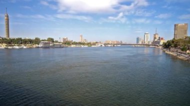 Cairo, Mısır - 24 Aralık 2017: Qasr El Nil soldan köprüdür geniş Nil nehrinden izlemek Kahire Kulesi Gezira adada sağ tarafta - Downtown bölgesinde, 24 Aralık Kahire'de görülen
