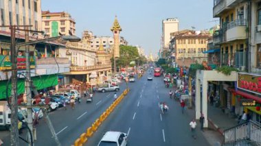 Yangon, Myanmar - 14 Şubat 2018: Maha Bandula yol Cafe ve Chinatown, kule Maha Theindawgui Temple ve altın Sule Pagoda 14 Şubat Yangon içinde mesafe semt pazarı.