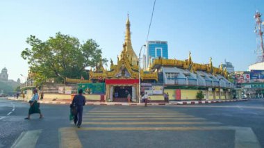 Yangon, Myanmar - 14 Şubat 2018: Sabah aktivite merkezinde, çok sayıda yayalar üzerinde 14 Şubat Yangon içinde dolambaçlı Ortaçağ Sule Pagoda, at üzerinde geçiş.