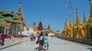 Yangon, Myanmar - 27 Şubat 2018: Bölge, Swedagon Pagoda doğal pavyonlar ve 27 Şubat Yangon yapılan Batı girişinde altın stupas.