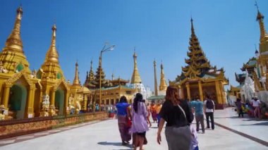 Yangon, Myanmar - 27 Şubat 2018: Çok sayıda pavyonlar ve Swedagon Pagoda, Ayrıca ünlü Swedagon Zedi Daw veya 27 Şubat Yangon yapılan Dagon Pagoda olarak altın stupas.