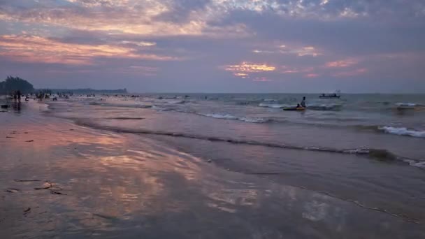 Chaung Tha Μιανμάρ Μαρτίου 2018 Ηλιοβασίλεμα Ουρανό Αντανακλάται Υγρή Άμμο — Αρχείο Βίντεο