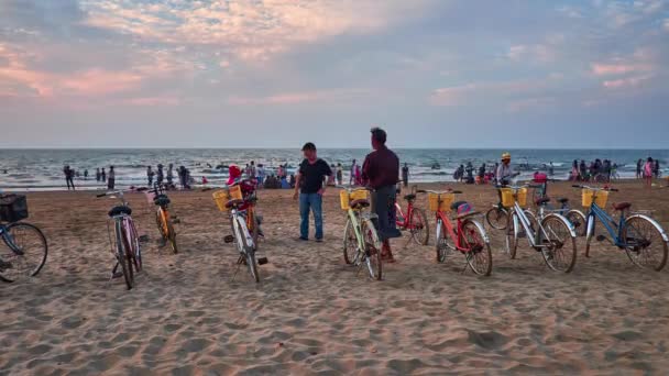 Chaung Tha Myanmar Maart 2018 Rij Van Cycli Huur Aan — Stockvideo