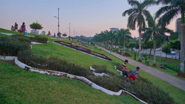 がインヤ レイク パーク ピクニック ヤンゴンで 日のにぎやかな都市の中心部でリラックスに最適な場所で 夕日を楽しむヤンゴン ミャンマー 2018 — ストック動画