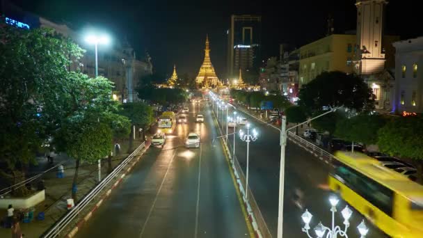 Yangon Myanmar Febrero 2018 Tráfico Nocturno Largo Carretera Sule Ubicada — Vídeo de stock