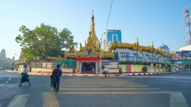 缅甸仰光 2018年2月14日 在市中心的清晨活动 无数的行人在十字路口的交叉路口在中世纪的白塔宝塔 在2月14日在仰光 — 图库视频影像