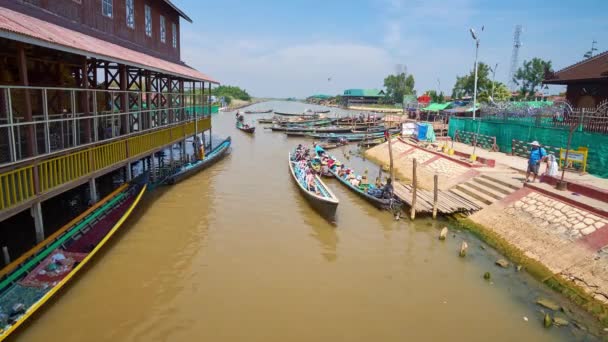 Inle Mianmar Fevereiro 2018 Barcos Canoa Com Turistas Peregrinos Budistas — Vídeo de Stock