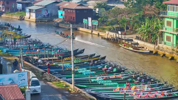 Nyaungshwe ミャンマー 2018 Nyaungshwe でのインレー湖リゾートの運河の銀行に沿ってカヌー係留ボートの行 — ストック動画