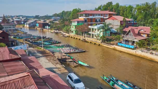 Nyaungshwe Birma Lutego 2018 Widok Kanał Łodzie Canoe Zadokowany Dachy — Wideo stockowe
