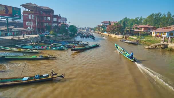 Nyaungshwe Myanmar Февраля 2018 Года Вид Моста Канал Многочисленными Каноэ — стоковое видео