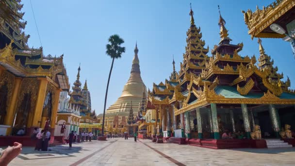 ヤンゴン ミャンマー 2018 北入口から大王への道 Swedagon 黄金の仏舎利塔数多くの風光明媚なパビリオンとイメージで住宅 両側からヤンゴン — ストック動画