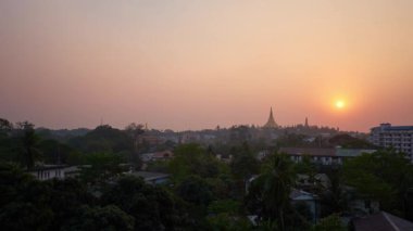 Günbatımı üzerinde Yangon, manzarası ile altın Stupa, Shwedagon Zedi Daw Pagoda, Bahan İlçesi, Myanmar.