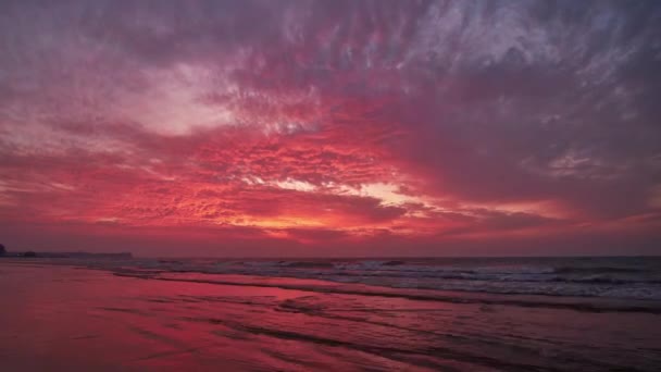 Puesta Sol Brillante Sobre Bahía Bengala Acogedora Playa Arena Chaung — Vídeos de Stock