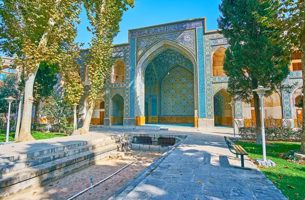 Wandelen in de tuin van Chaharbagh madraseh, Isfahan, Iran — Stockfoto