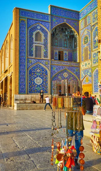 在伊朗伊斯法罕大市集选择纪念品 — 图库照片