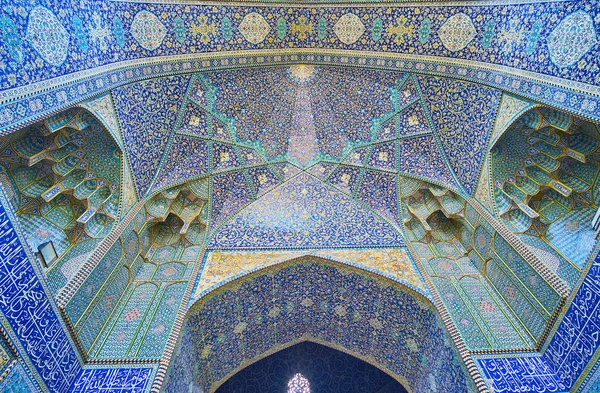 The mosque's portal in Chaharbagh madraseh, Isfahan, Iran — Stock Photo, Image