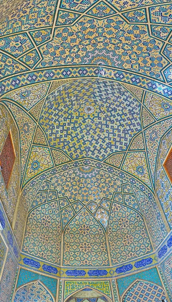 Decorazioni d'interni della vecchia madraseh a Isfahan, Iran — Foto Stock