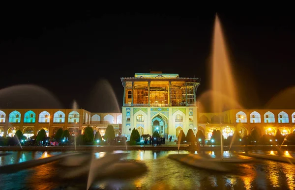 The palace behind the fountains, Isfahan, Iran — Stock Photo, Image