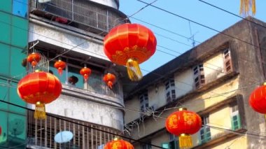 Güzel tatil fenerler Maha Bandula yolun şehir merkezinde süslemeleri Çin yeni yıl Festival (Bahar Lantern Festivali), Chinatown, Yangon, Myanmar sırasında.