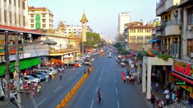 Yangon, Myanmar - 14 Şubat 2018: Günlük aktivite Maha Bandula Road, Maha Theindawgui Tapınağı ve arka plan üzerinde altın Sule Pagoda Kulesi manzaralı 14 Şubat Yangon içinde.